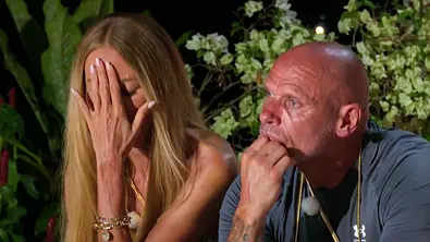 Zwei Reality-Teilnehmer sitzen abends im Garten der „Villa der Versuchung“; die Frau hält sich nachdenklich die Hand vors Gesicht, während der Mann mit ernster Miene daneben sitzt. - Foto: Joyn Zwei Reality-Teilnehmer sitzen abends im Garten der „Villa der Versuchung“; die Frau hält sich nachdenklich die Hand vors Gesicht, während der Mann mit ernster Miene daneben sitzt. - Foto: Joyn