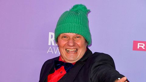 Manni Ludolf, hier mit grüner Wollmütze zu sehen, lacht breit in die Kamera. - Foto: IMAGO / BREUEL-BILD