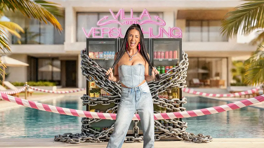 Frenzy Frenzy steht lachend vor einem mit schweren Ketten umwickelten Snack‑ und Getränkeschrank am Pool; im Hintergrund eine moderne Villa mit dem Schriftzug „Villa der Versuchung“, Palmen und rot‑weißes Absperrband.