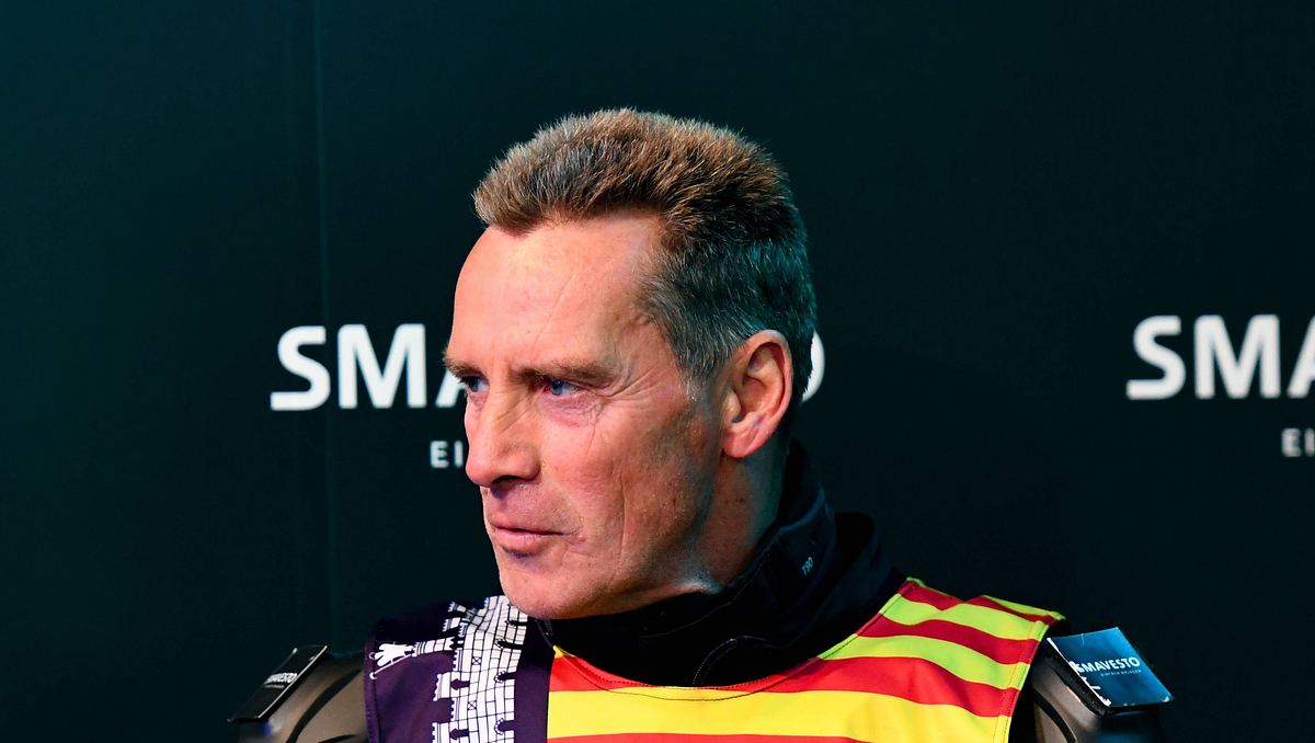 Jürgen Milski Jürgen Milski schaut mit einem ernsten Blick zur Seite.