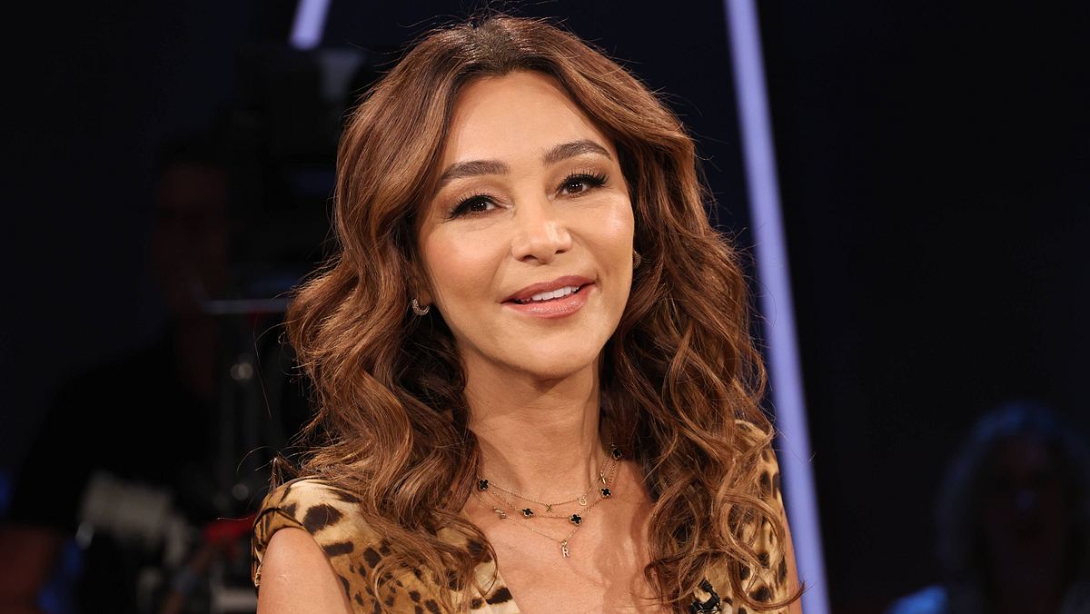 Verona Pooth lächelt in die Kamera, ihre Haare sind offen und gewellt, ihr Make-Up dezent, jedoch die Augen betont.