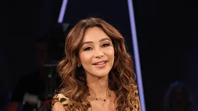 Verona Pooth lächelt in die Kamera, ihre Haare sind offen und gewellt, ihr Make-Up dezent, jedoch die Augen betont. - Foto: IMAGO / Stephan Wallocha