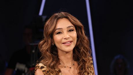 Verona Pooth lächelt in die Kamera, ihre Haare sind offen und gewellt, ihr Make-Up dezent, jedoch die Augen betont. - Foto: IMAGO / Stephan Wallocha