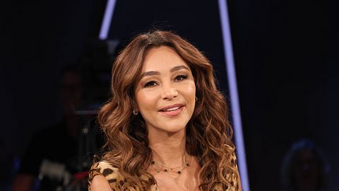 Verona Pooth lächelt in die Kamera, ihre Haare sind offen und gewellt, ihr Make-Up dezent, jedoch die Augen betont. - Foto: IMAGO / Stephan Wallocha