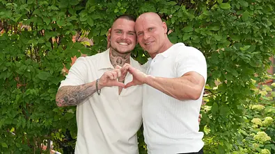 Warum sieht Nico Legat, hier mit Papa Thorsten Legat, im Sommerhaus anders aus als in Villa der Versuchung? - Foto: IMAGO / BOBO Warum sieht Nico Legat, hier mit Papa Thorsten Legat, im Sommerhaus anders aus als in Villa der Versuchung? - Foto: IMAGO / BOBO
