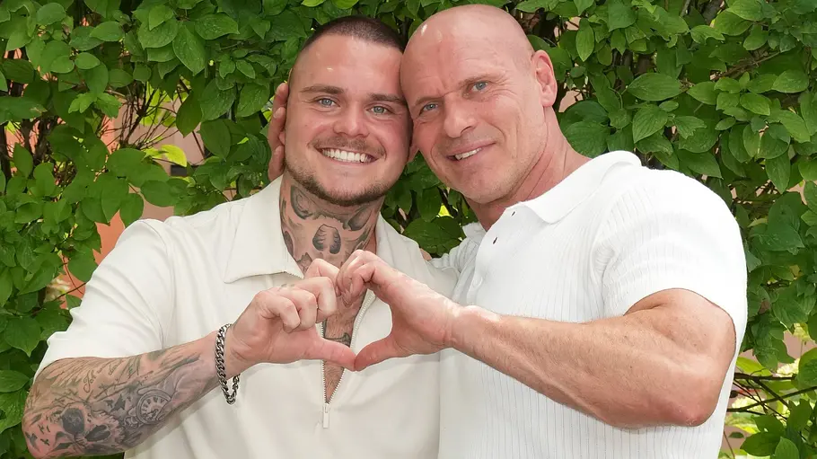 Warum sieht Nico Legat im Sommerhaus anders aus als in Villa der Versuchung? Warum sieht Nico Legat, hier mit Papa Thorsten Legat, im Sommerhaus anders aus als in Villa der Versuchung?