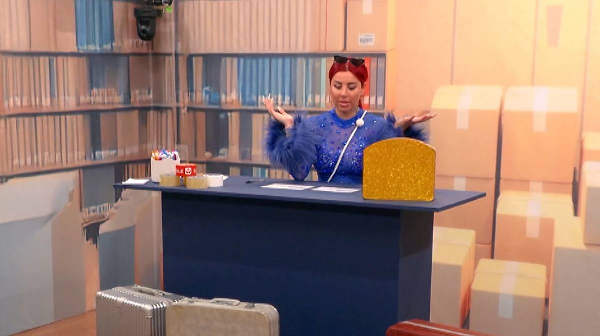 Fliegt Kate Merlan als nächste? Muss Kate Merlan, die hier in „Villa der Versuchung“ eine finanzielle Entscheidung trifft, in Folge 3 gehen?