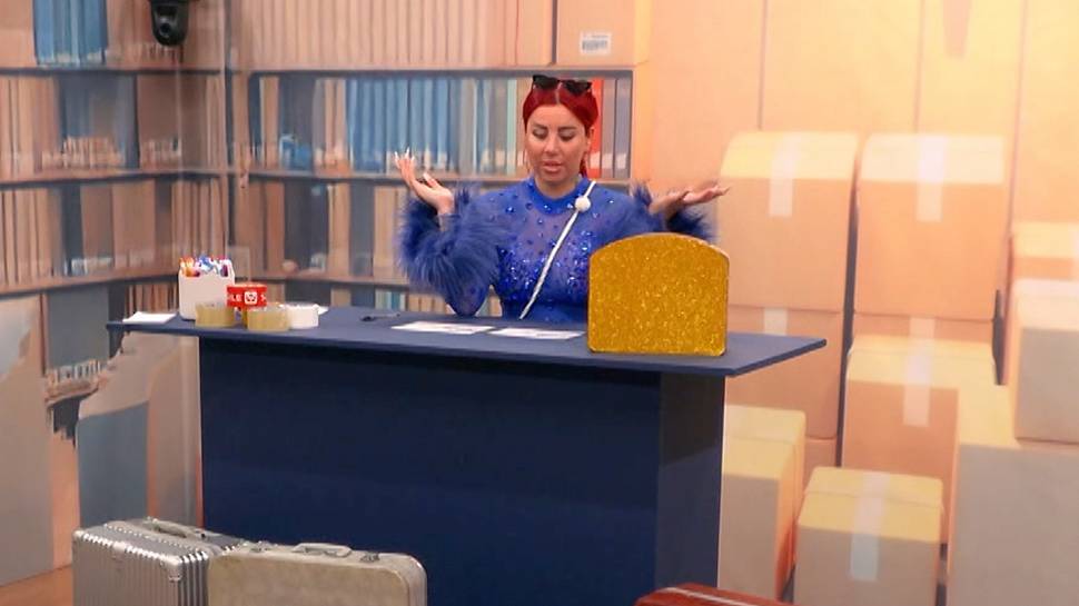 Muss Kate Merlan, die hier in „Villa der Versuchung“ eine finanzielle Entscheidung trifft, in Folge 3 gehen? - Foto: Joyn