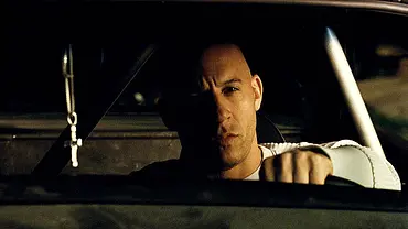 Vin Diesel sitzt bei Fast & Furious hinter dem Steuer und schaut ernst in die Ferne - Foto: IMAGO / FAMOUS Vin Diesel sitzt bei Fast & Furious hinter dem Steuer und schaut ernst in die Ferne - Foto: IMAGO / FAMOUS