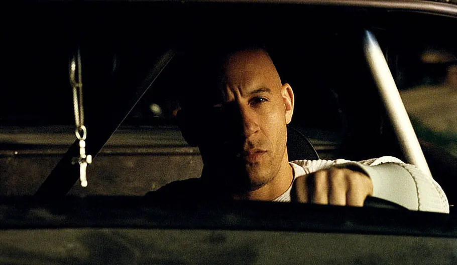 Vin Diesel hinter dem Steuer bei Fast & Furious Vin Diesel sitzt bei Fast & Furious hinter dem Steuer und schaut ernst in die Ferne