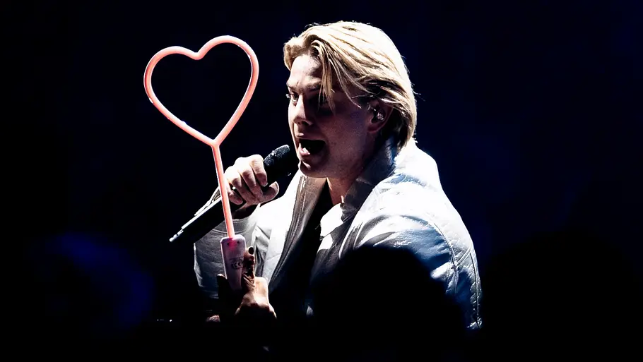 Vincent Gross ist wieder Single Vincent Gross singt bei der Schlagernacht des Jahres 2026 in heller Jacke ins Mikrofon. Vor ihm hält jemand im dunklen Publikum einen leuchtenden Herzstab hoch.