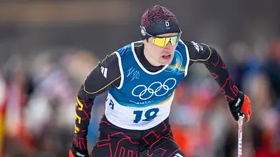 Vinzenz Geiger mit Skiern auf der Piste. - Foto: IMAGO / GEPA pictures