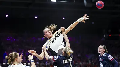 Viola Leuchter wird von ihrer Gegenspielerin in der Luft gehalten.  - Foto: IMAGO / ANP