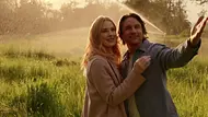 Mel Monroe und Jack Sheridan aus „Virgin River“ stehen eng umschlungen auf einer Wiese im Abendlicht und blicken gemeinsam in die Ferne. - Foto: Courtesy of Netflix / © 2025 Netflix, Inc Mel Monroe und Jack Sheridan aus „Virgin River“ stehen eng umschlungen auf einer Wiese im Abendlicht und blicken gemeinsam in die Ferne. - Foto: Courtesy of Netflix / © 2025 Netflix, Inc