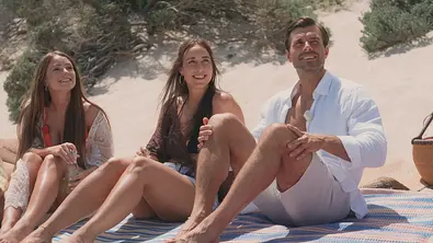 Vivien und Tim strahlen und schauen nach oben. - Foto: RTL Vivien und Tim strahlen und schauen nach oben. - Foto: RTL