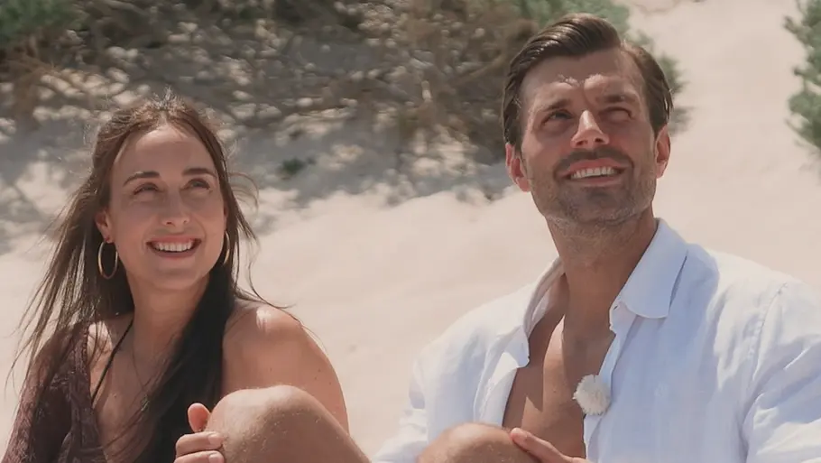 Ist Vivi die Eine für Bachelor Tim? Vivien und Tim strahlen und schauen nach oben.