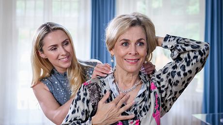 Vivien Wulf (l.) und ihre „Sturm der Liebe“-Kollegin Tanja Lanäus - Foto: RD/WDR/Christof Arnold