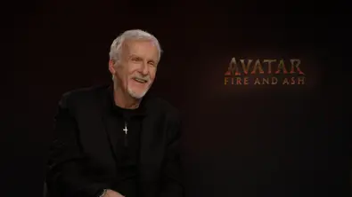 James Cameron lachend im Interview. - Foto: Disney/TV Movie