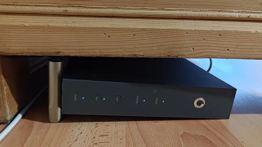 Vodafone Station unter dem Schrank Vodafone Station unter dem Schrank