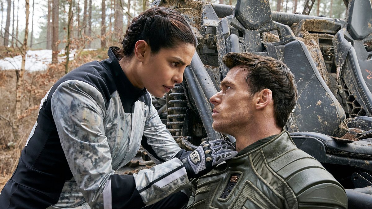 Nadia und Mason aus „Citadel“ gucken sich in die Augen.