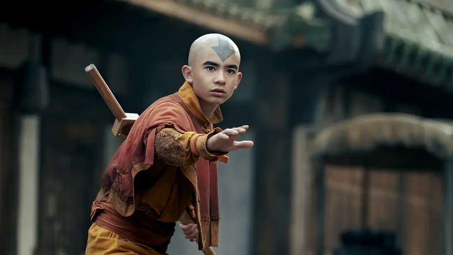 Aang hält seinen Stab nach hinten und hebt die Hand