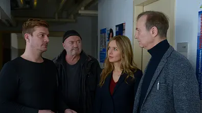 Ein starkes Team - Im Namen des Volkes: Im Kommissariat hält Sebastian Klöckner (Matthi Faust) dem Ermittlerteam Otto Garber (Florian Martens), Linett (Stefanie Stappenbeck) und Reddemann (Arnfried Lerche) ein Foto vor. - Foto: ZDF / Katrin Knoke Ein starkes Team - Im Namen des Volkes: Im Kommissariat hält Sebastian Klöckner (Matthi Faust) dem Ermittlerteam Otto Garber (Florian Martens), Linett (Stefanie Stappenbeck) und Reddemann (Arnfried Lerche) ein Foto vor. - Foto: ZDF / Katrin Knoke