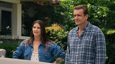 Sofi und Jimmy stehen draußen vor einem Auto. - Foto: Apple TV Sofi und Jimmy stehen draußen vor einem Auto. - Foto: Apple TV