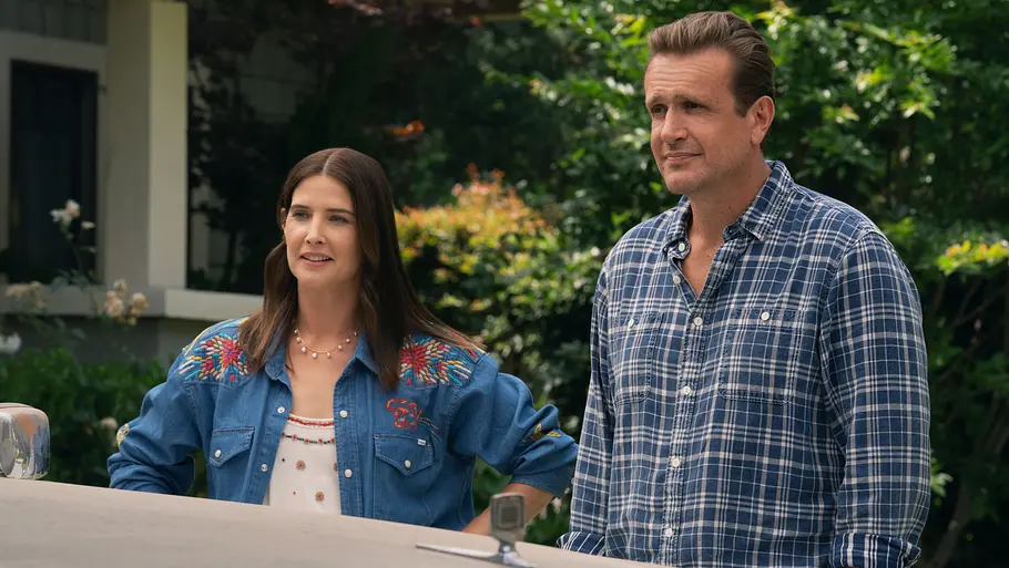 Von Sofi dürften wir in Staffel 4 deutlich mehr sehen. Sofi und Jimmy stehen draußen vor einem Auto.