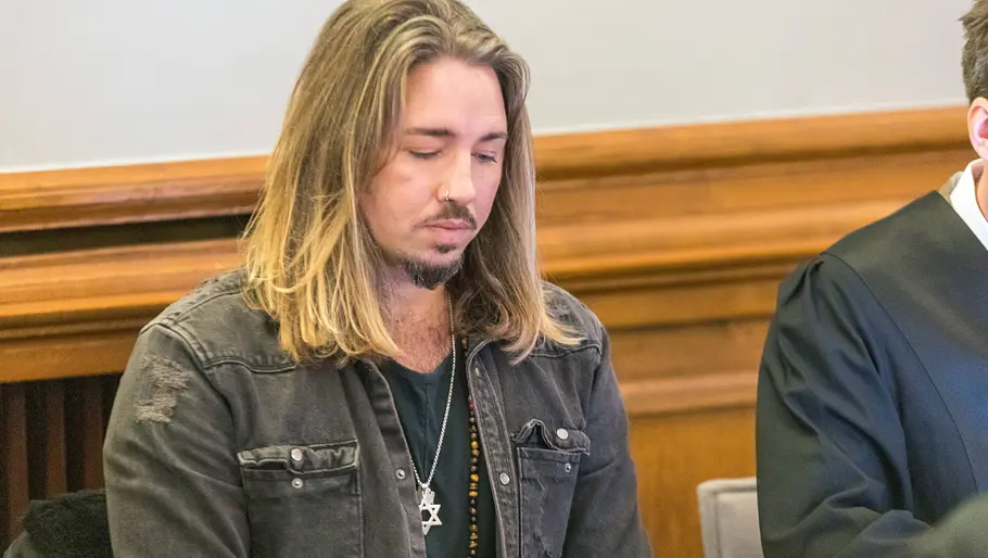 Vor Gericht zeigte sich Gil Ofarim reumütig. Gil Ofarim blickt vor Gericht auf den Boden.