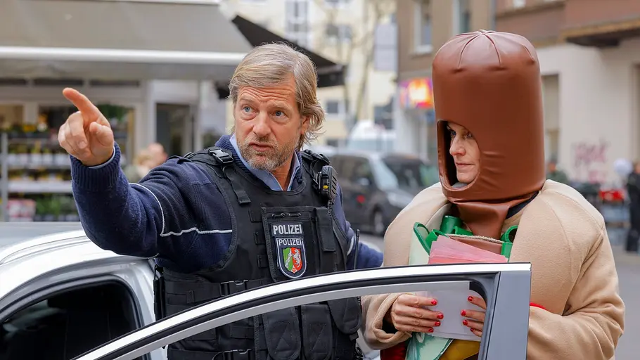 Folge 3 von „Der letzte Bulle“, Staffel 6 Henning Baum in Polizeimontur und Julia Doege als Hotdog in Folge 3 von „Der letzte Bulle“, Staffel 6.