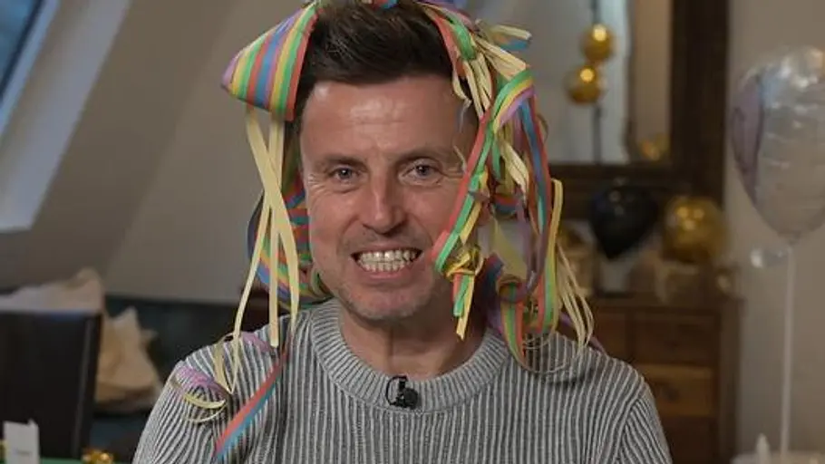 Eik beim Jubiläum von „Das perfekte Dinner“ „Das perfekte Dinner“-Kandidat Eik mit bunten Luftschlangen im Haar