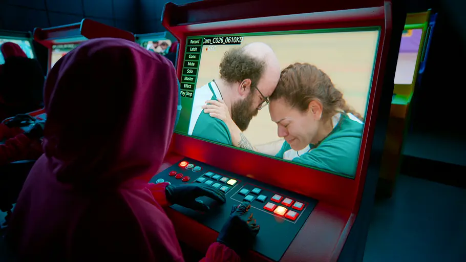 Eine Wache beobachtet die Spieler über einen Monitor.
