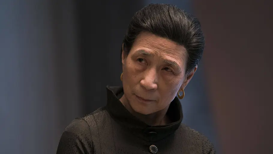Wai Ching Ho als Madame Gao in „Marvel's The Defenders“. Wai Ching Ho als Madame Gao, sie schaut ernst nach rechts.
