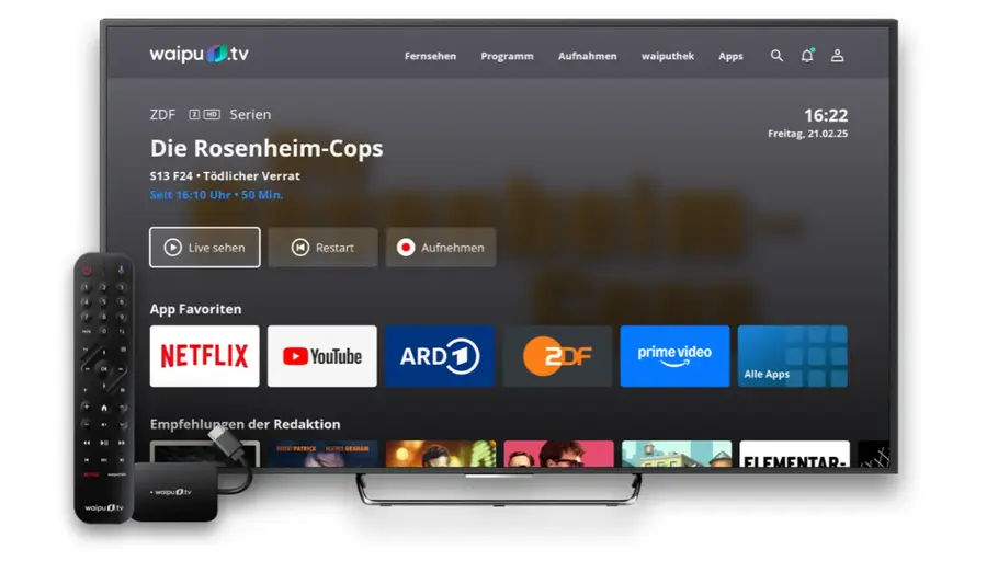 Bildschirmmenü von Waipu.tv auf einem Smart TV, daneben Fernbedienung und Stick