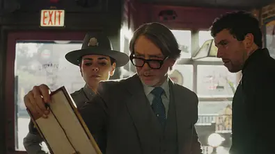 Benoit, Jud und eine Polizistin schauen auf ein Blatt Papie - Foto: Courtesy of Netflix