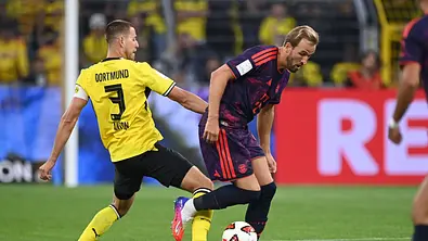 Waldemar Anton und Harry Kane im Zweikampf im Supercup - Foto: IMAGO / Sven Simon Waldemar Anton und Harry Kane im Zweikampf im Supercup - Foto: IMAGO / Sven Simon