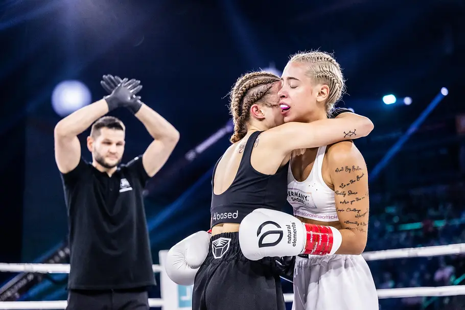 Walentina Doronina gewinnt bei The Ultimate Hype 2025 den Boxkampf gegen Christin Okpara in der Rudolf-Weber-Arena in Oberhausen.