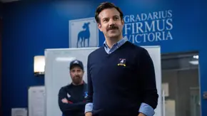 Ted Lasso steht in der Umkleide und hält eine Rede. - Foto: Apple TV Ted Lasso steht in der Umkleide und hält eine Rede. - Foto: Apple TV