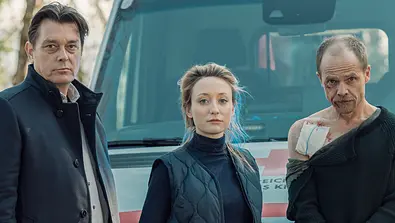 Micha Oberländer (Matthias Koeberlin, r.), Luisa Hoffmann (Alina Fritsch) und Thomas Komlatschek (Hary Prinz, l.) in Die Toten vom Bodensee: Die Messias. - Foto: ZDF und Manuel Paul Micha Oberländer (Matthias Koeberlin, r.), Luisa Hoffmann (Alina Fritsch) und Thomas Komlatschek (Hary Prinz, l.) in Die Toten vom Bodensee: Die Messias. - Foto: ZDF und Manuel Paul