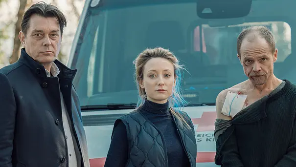 Micha Oberländer (Matthias Koeberlin, r.), Luisa Hoffmann (Alina Fritsch) und Thomas Komlatschek (Hary Prinz, l.) in Die Toten vom Bodensee: Die Messias. - Foto: ZDF und Manuel Paul Micha Oberländer (Matthias Koeberlin, r.), Luisa Hoffmann (Alina Fritsch) und Thomas Komlatschek (Hary Prinz, l.) in Die Toten vom Bodensee: Die Messias. - Foto: ZDF und Manuel Paul