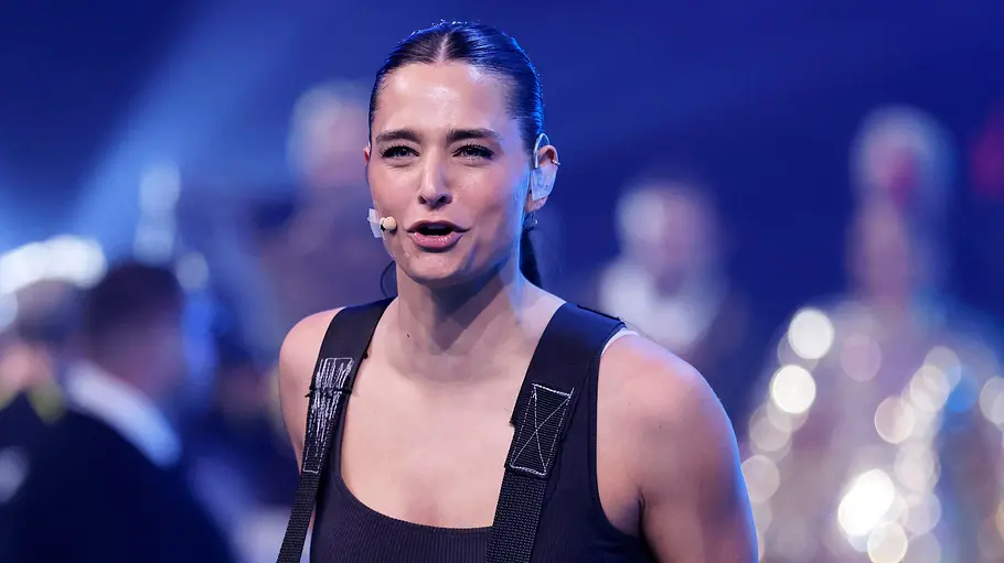 Amira Aly hat Wehen Amira Aly, hier im Rahmen ihrer The Masked Singer-Teilnahme, hat schon Übungswehen. Bald kommt ihr Baby auf die Welt.