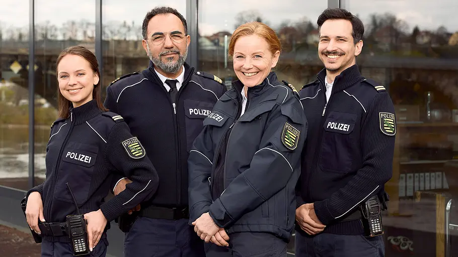 „WaPo Elbe“: Überraschender Ausstieg – diese Hauptdarstellerin verlässt die ARD-Serie V.l.n.r. Kommissarin Jana Macourek (Barbara Prakopenka), Hauptkommissar Sami Fares (Adnan Maral), die Leiterin der Wache Hauptkommissarin Maike Junghans (Carina Wiese) und Kommissar Moritz Krätschmer (Ferdi Özten).