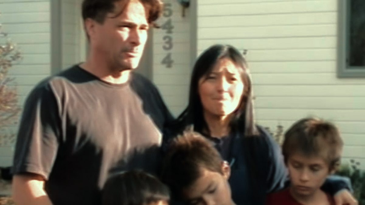 Eine Aufnahme von Familie Heene aus dem Jahr 2009. Sie umarmen sich und sehen ängstlich aus.