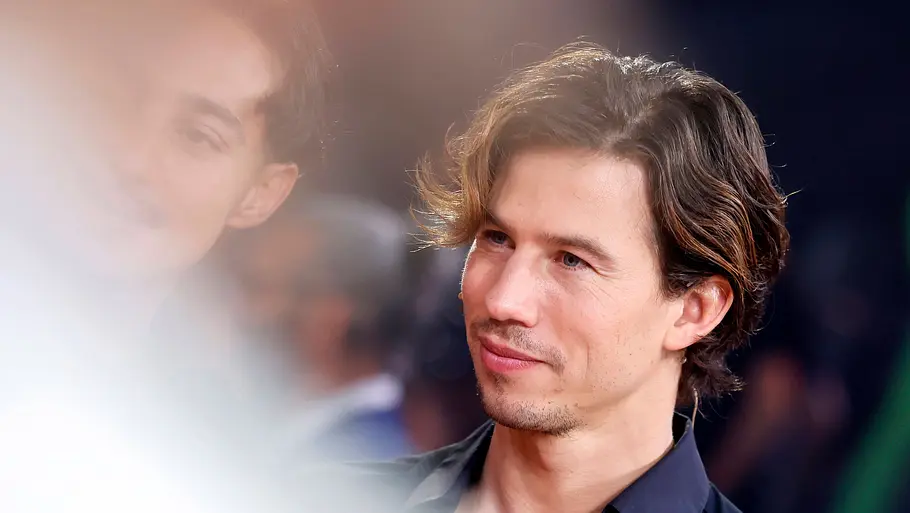 Warum Joel Mattli Let's Dance nicht gewinnt Joel Mattli schaut ernst zur Seite. Daneben steht Let's Dance-Konkurrent Milano, ist durch die teils verdeckte Linse kaum zu erkennen.