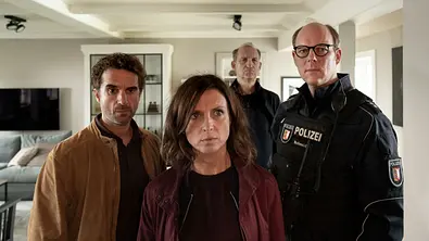 Hinnerk Feldmann, Ina Behrendsen, Carl Sievers und Polizist Schneider stehen in einem Wohnzimmer und schauen in die gleiche Richtung. - Foto: © ZDF/Georges Pauly Hinnerk Feldmann, Ina Behrendsen, Carl Sievers und Polizist Schneider stehen in einem Wohnzimmer und schauen in die gleiche Richtung. - Foto: © ZDF/Georges Pauly