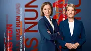 Man sieht Bettina Schausten und Anne Gellinek vor dem Logo von „Was nun, …?“. - Foto: ZDF/Höhn, Weddig, Luxlotusline