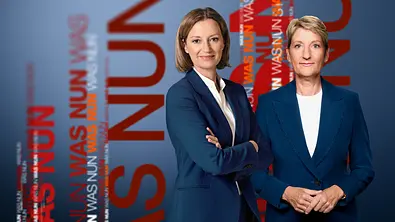 Man sieht Bettina Schausten und Anne Gellinek vor dem Logo von „Was nun, …?“. - Foto: ZDF/Höhn, Weddig, Luxlotusline