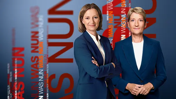 Man sieht Bettina Schausten und Anne Gellinek vor dem Logo von „Was nun, …?“. - Foto: ZDF/Höhn, Weddig, Luxlotusline Man sieht Bettina Schausten und Anne Gellinek vor dem Logo von „Was nun, …?“. - Foto: ZDF/Höhn, Weddig, Luxlotusline