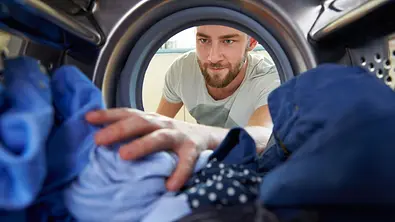 Waschmaschinen bei Stiftung Warentest: Vier neue Testsieger im Oktober 2024 - Foto: TVMovie/Canva