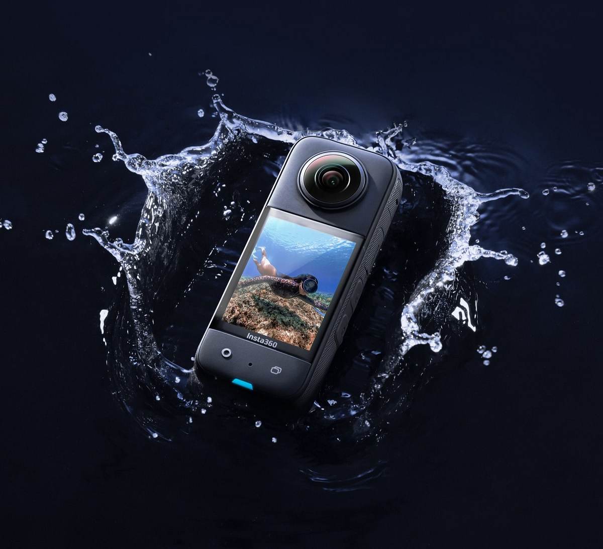 Insta360-X3-Kamera Die Insta360 X3 Kamera in einer Wasserpfütze.